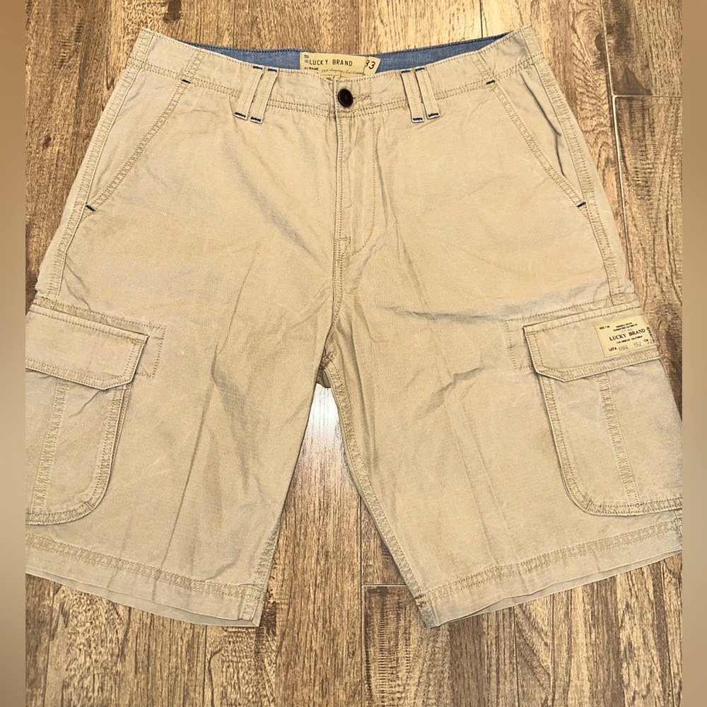 Lucky Brand Men's Khaki Cargo Shorts. Size 33